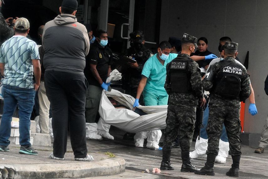Agentes de Investigación Criminal y Policía Nacional levantan el cadáver de la escena del crimen donde Said Lobo Bonilla, hijo del expresidente hondureño (2010-2014) Porfirio Lobo Sosa, fue asesinado en Tegucigalpa el 14 de julio de 2022