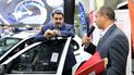 El dictador de Venezuela, Nicolás Maduro, junto a un auto iraní.