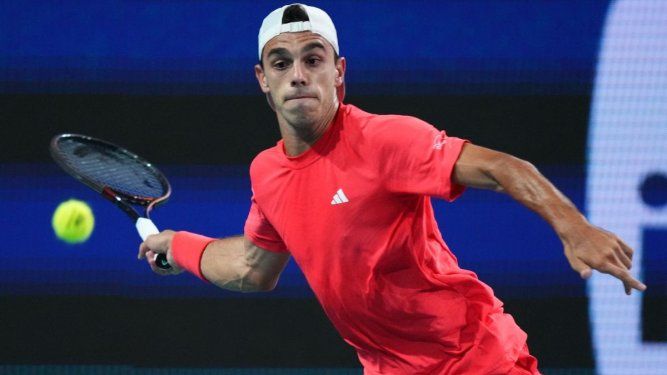 El argentino Francisco Cerúndolo devuelve una pelota en un partido en el Abierto de Miami, el 23 de marzo de 2025.