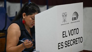 Una mujer vota en las elecciones generales de Ecuador, este 9 de febrero de 2025, donde participaron 14 millones de ecuatorianos.&nbsp;