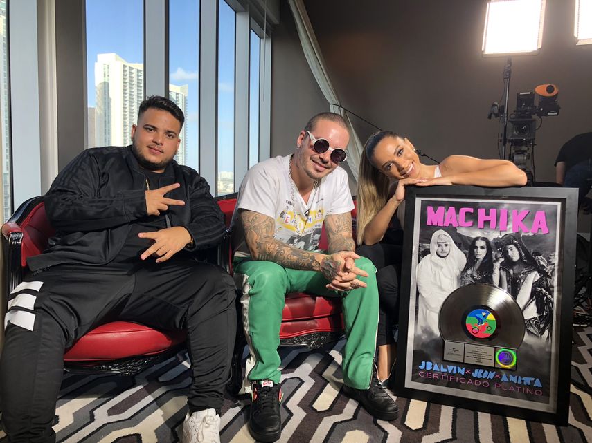 El cantante colombiano J. Balvin, la brasileña Anitta y el joven artista caribeño Jeon.