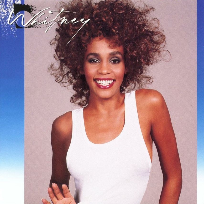 En esta imagen difundida por Arista Records, la portada del álbum Whitney de Whitney Houston. La difunta cantante obtuvo su tercer álbum certificado diamante y se convirtió en la primera artista de raza afroamericana en lograr esta hazaña. La RIAA y Legacy Recordings anunciaron el miércoles 28 de octubre del 2020 que el segundo álbum de Houston, “Whitney” de 1987, alcanzó la certificación al haber vendido más de 10 millones de copias.