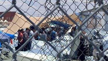 Fotografía cedida este jueves por el profesor Neal Rosendorf, de la Universidad del estado de Nuevo México, quien comparó con un campo de concentración la situación de los migrantes que descubrió detenidos a la intemperie cerca del puente internacional Paso del Norte en El Paso, Texas (EEUU).&nbsp;