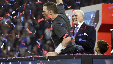 La estrella de la noche, &nbsp;el&nbsp;quarterback Tom Brady de los Patriots celebra el triunfo.&nbsp;