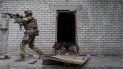 Un militar ucraniano patrulla en una misión de reconocimiento en un poblado retomado poco antes a las afueras de Járkiv, en el este de Ucrania, el sábado 14 de mayo de 2022. Un militar ucraniano patrulla en una misión de reconocimiento en un poblado retomado poco antes a las afueras de Járkiv, en el este de Ucrania, el sábado 14 de mayo de 2022.
