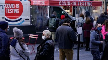 Un grupo de personas espera para recibir la prueba de coronavirus en Times Square, Nueva York, el 13 de diciembre de 2021.