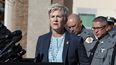 La fiscal de distrito de Santa Fe Mary Carmack-Altwies da una conferencia de prensa el 27 de octubre de 2021 en Santa Fe, Nuevo México. Carmack-Altwies dice que su oficina decidirá si se formularán cargos penales en el tiroteo fatal de una cinefotógrafa por parte del actor Alec Baldwin una vez que se complete la investigación.