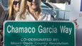 Lucy García, viuda de Chamaco García, sostiene la placa que designa una calle de Miami en honor al artista.&nbsp;