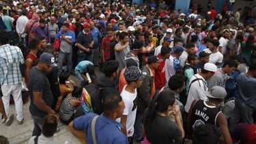 Miles de ciudadanos venezolanos hacen cola en el Centro Binacional de Atención en Frontera (Cebaf) para poder sellar su ingreso a Perú.