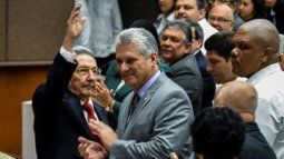 El dictador Raúl Castro (izquierda) saluda junto al designado gobernante del castrismo, Miguel Díaz-Canel (centro) durante una sesión de la Asamblea Nacional que seleccionará al Consejo de Estado de Cuba, en La Habana, el 18 de abril de 2018. El dictador Raúl Castro (izquierda) saluda junto al designado gobernante del castrismo, Miguel Díaz-Canel (centro) durante una sesión de la Asamblea Nacional que seleccionará al Consejo de Estado de Cuba, en La Habana, el 18 de abril de 2018.