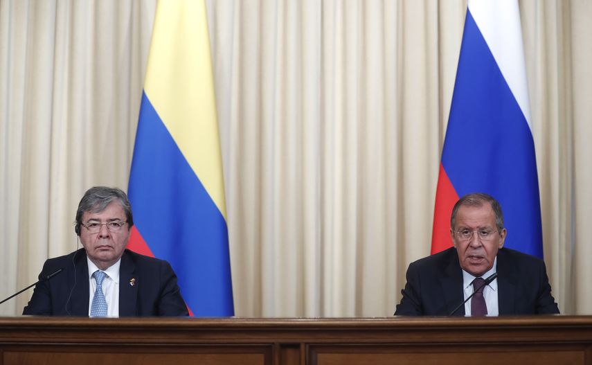 Carlos Holmes Trujillo, ministro de Relaciones Exteriores de&nbsp;Colombia,&nbsp;y su colega ruso, Serguéi Lavrov.