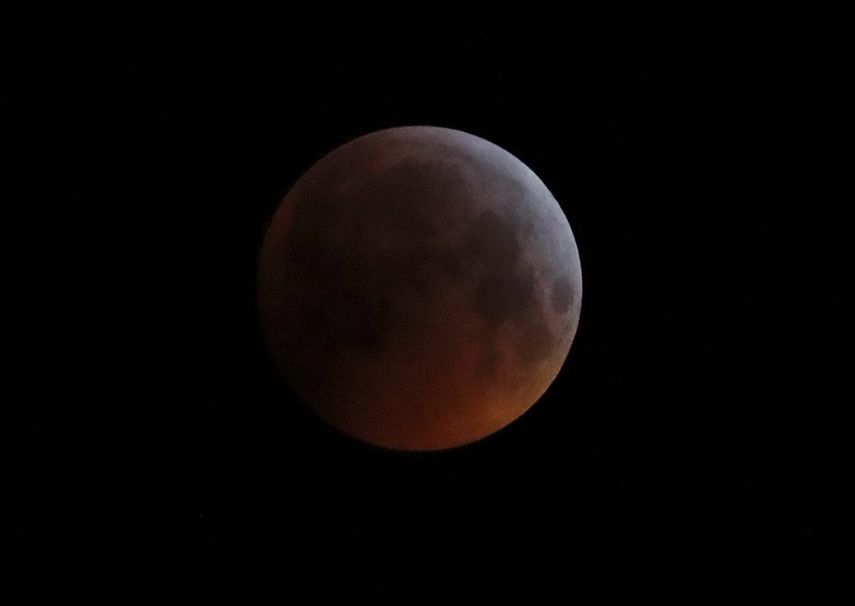 En esta imagen del lunes 21 de enero de 2019 se ve la sombra de la tierra sobre la luna llena, desde Brighton, en el sureste de Inglaterra,&nbsp;