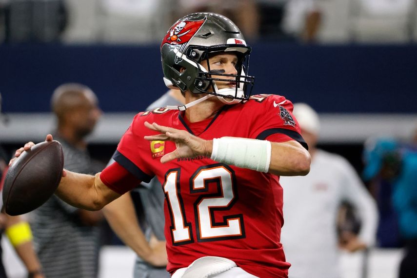 Tom Brady preparado para realizar el pase por los Buccaneers de Tampa Bay