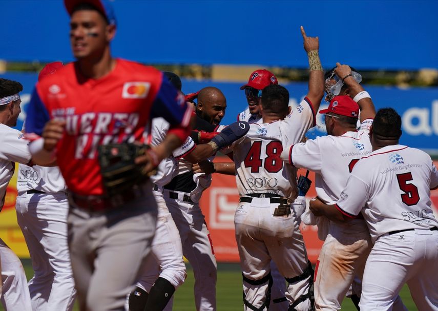 Los jugadores de Panamá celebran la victoria 3-2 ante Puerto Rico en la Serie del Caribe, el viernes 28 de enero de 2022, en Santo Domingo, República Dominicana.&nbsp;