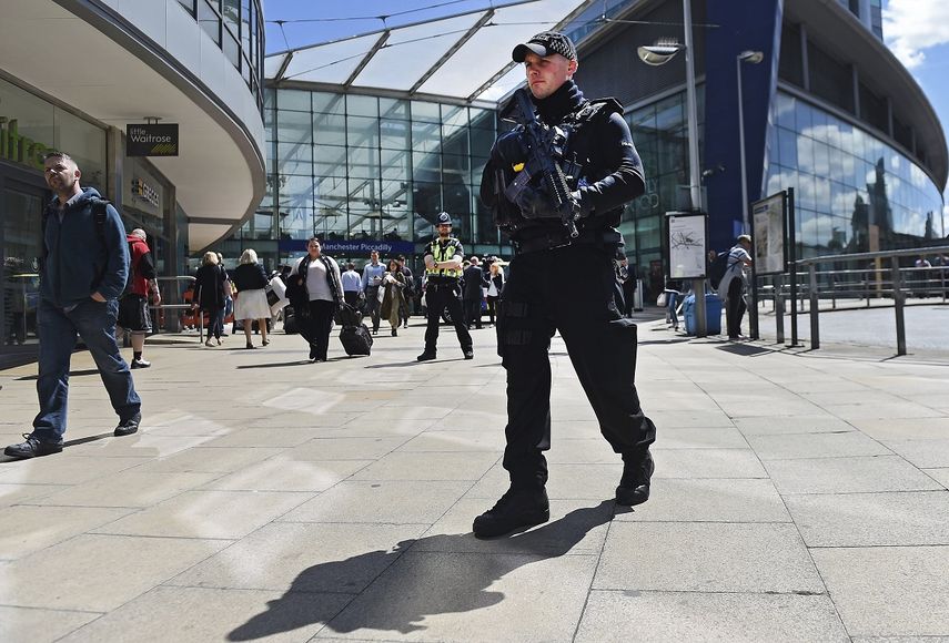 Agentes de policía patrullan el centro de Manchester, en el&nbsp;Reino&nbsp;Unido.