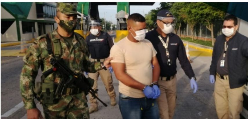 Jos&eacute; Rojas Castillo, el supuesto esp&iacute;a de la Fuerza Armada Nacional Bolivariana (FANB) es escoltado por las autoridades de Colombia.