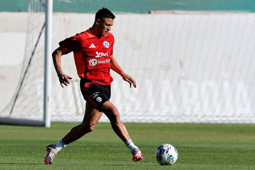 El centrocampista de la selección nacional de fútbol de Chile, Alexis Sánchez, patea el balón durante un entrenamiento en Santiago el 17 de marzo de 2025. Chile se enfrentará a Paraguay en un partido clasificatorio para la Copa Mundial de la FIFA 2026 el 20 de marzo.&nbsp;