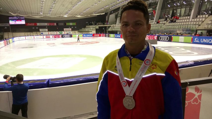 José Astudillo se colgó la presea plateada en la prueba de los&nbsp;111 metros en patinaje de velocidad sobre hielo.