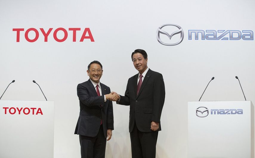 El presidente de&nbsp;Toyota&nbsp;Motor, Akio Toyoda (i), y el presidente y director ejecutivo de Mazda Motor, Masamichi Kogai (d), se saludan durante una rueda de prensa en Tokio (Japón).