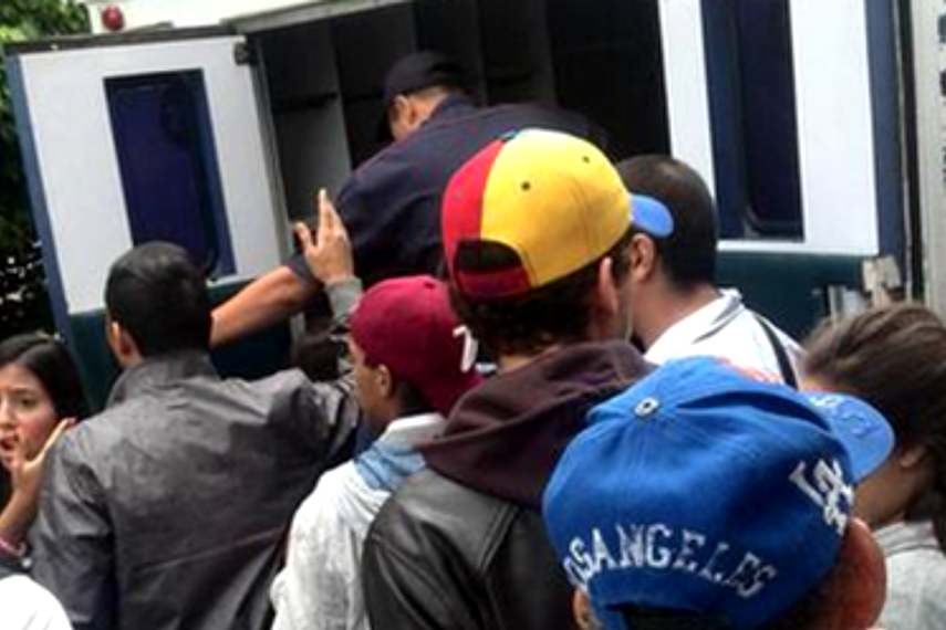 Momento del traslado de los estudiantes al hospital (Twitter)