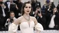 Lily Collins asiste a la gala benéfica del Instituto de Vestuario del Museo Metropolitano de Arte que celebra la inauguración de la exposición Karl Lagerfeld: A Line of Beauty el lunes 1 de mayo de 2023 en Nueva York. La actriz denunció que robaron su anillo de compromiso en un hotel de California.