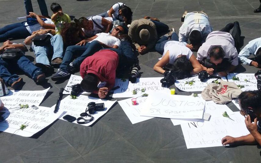 Un grupo de periodistas protestan pidiendo justicia por la muerte de los asesinados en México.