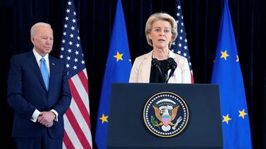 El presidente Joe Biden escucha a la presidenta de la Comisión Europea Ursula von der Leyen hablar sobre la invasión de Rusia en Ucrania en la Misión de Estados Unidos en Bruselas, el viernes 25 de marzo de 2022.&nbsp;