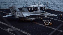 Aviones F/A-18 Super Hornet de la Armada de los Estados Unidos a bordo del USS Abraham Lincoln (CVN 72) se preparan para una misión de combate nocturna durante la Operación Furia Épica, el 25 de marzo. Aviones F/A-18 Super Hornet de la Armada de los Estados Unidos a bordo del USS Abraham Lincoln (CVN 72) se preparan para una misión de combate nocturna durante la Operación Furia Épica, el 25 de marzo.