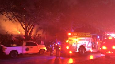 Bomberos llegan a la propiedad en llamas.&nbsp;