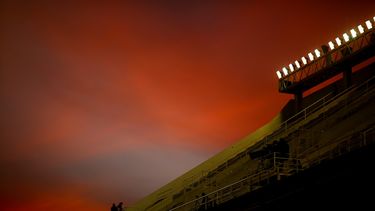 Un reportero aguarda en las gradas vacías de un estadio de Buenos Aires previo al partido entre Vélez Sarsfield y Liga de Quito, el 13 de mayo de 2021