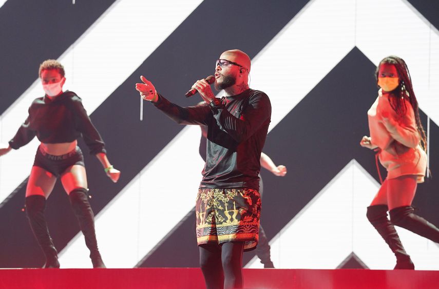 Farruko y el cuerpo de baile durante los ensayos de los Premios Billboard 2020 en el BB&T Center en Sunrise, Florida.&nbsp;&nbsp;