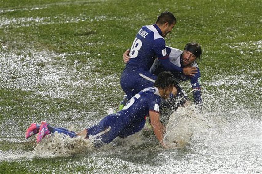 Hugo Pavone celebra tras marcar un gol de Cruz Azul ante el Sydney Wanderers en el Mundial de Clubes. (AP)