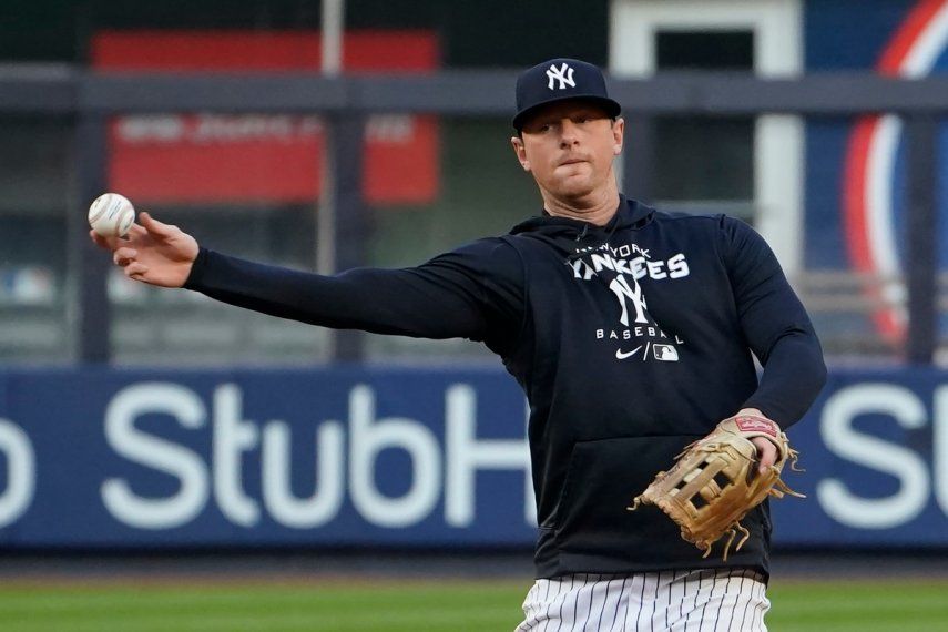 DJ LeMahieu, de los Yanquis de Nueva York, calienta previo al Juego 1 de la Serie Divisional de la Liga Americana en contra de los Guardianes de Cleveland, el lunes 10 de octubre de 2022, en Nueva York.&nbsp;
