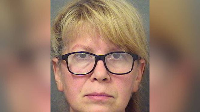 Foto de fichaje policial de Sheila Keen Warren. Foto tomada el 3 de octubre del 2017, facilitada por el Departamento de Policía del Condado Palm Beach, Florida