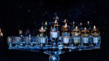 En la celebración se enciende una vela durante ocho días, tiempo que dura la celebración religiosa