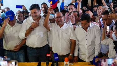 El candidato opositor Sergio Garrido (al centro, con una gorra en la mano) festeja luego de que su contrincante oficialista Jorge Arreaza reconoció en redes sociales su derrota en los comicios para elegir gobernador del estado de Barinas. Freddy Superlano, segundo de izquierda a derecha, fue descalificado retroactivamente en las elecciones de noviembre.