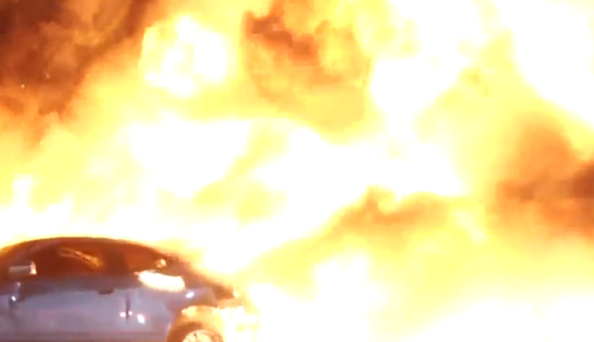 La pila de vehículos ardió en llamas.&nbsp;