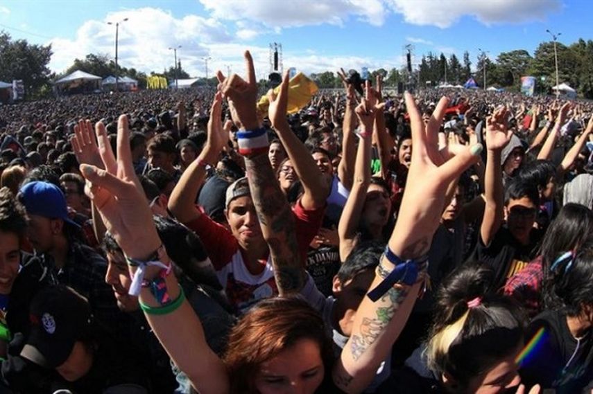 Personas disfrutan de la música en el Festival Rock al Parque. (EFE)