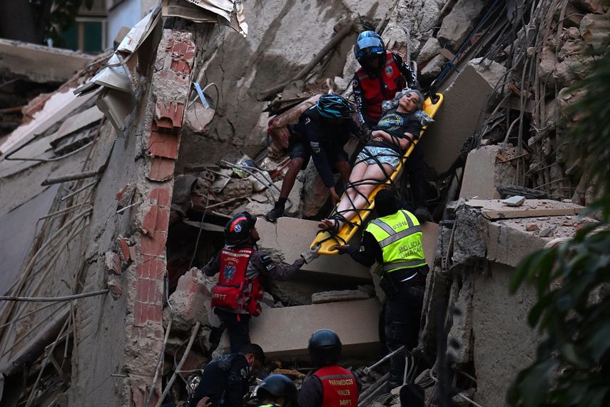 Equipos de rescate sacan a una persona en camilla de un edificio colapsado tras un terremoto en Caracas, el 24 de junio de 2026.