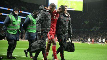 El delantero sueco #09 del Liverpool, Alexander Isak (C), es asistido fuera del campo por el personal médico después de lesionarse durante el partido de fútbol de la Premier League inglesa entre el Tottenham Hotspur y el Liverpool en el Tottenham Hotspur Stadium en Londres, el 20 de diciembre de 2025.&nbsp;