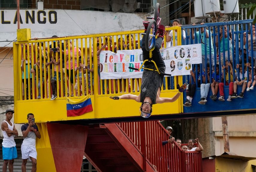 El venezolano Daniel Dhers, medallista olímpico de plata en Tokio, realiza una suerte en la barriada Cota 905 de Caracas, Venezuela.