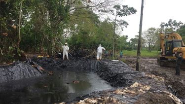 El vertido de crudo se produjo en el pozo La Lizama, de Ecopetrol, y causó una gran mancha de petróleo que en principio se extendió por dos quebradas,