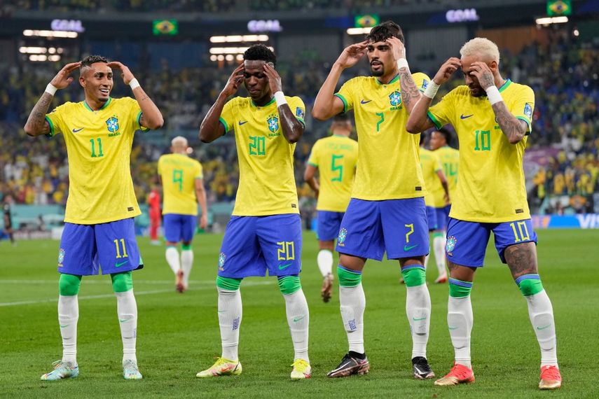 Vinicius Junior (2do a la izquierda) celebra tras anotar el segundo gol de Brasil ante Corea del Sur en el partido por los octavos de final del Mundial, el lunes 5 de diciembre de 2022, en Doha, Catar. De izquierda a derecha aparecen Raphinha, Vinicius Junior, Lucas Paquetá y Neymar. 