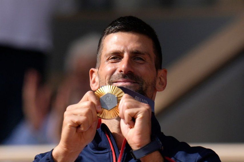 El serbio Novak Djokovic muestra su medalla de oro tras vencer a Carlos Alcaraz en la final de sencillos masculino del tenis de los Juegos Olímpicos de París, el domingo 4 de agosto de 2024.