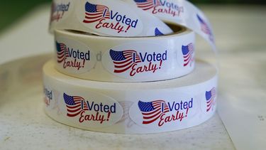 Rollos de pegatinas con la frase I Voted Early (Voté antes) esperan a los electores en las últimas horas del plazo para entregar la boleta de forma anticipada para las primarias en Noblesville, Indiana, el 2 de mayo de 2022.&nbsp;