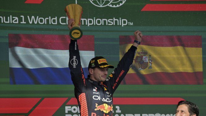 El piloto holandés de Red Bull Racing, Max Verstappen, celebra en el podio después de ganar el Gran Premio de Brasil de Fórmula 1 en el autódromo José Carlos Pace, también conocido como Interlagos, en Sao Paulo, Brasil, el 5 de noviembre de 2023. &nbsp;