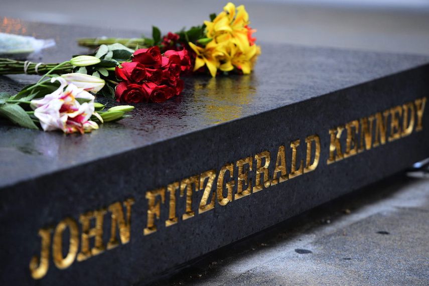 Imagen de varias ofrendas florales sobre el memorial del expresidente estadounidense John F. Kennedy, asesinado el 22 de noviembre de 1963.