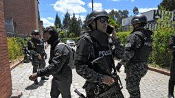 Oficiales de policía montan guardia en el Cementerio Vertical antes del funeral del asesinado candidato presidencial ecuatoriano Fernando Villavicencio, en Quito, el 10 de agosto de 2023.