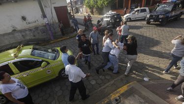 Un hombre es detenido por polic&iacute;a encubierta desde la Iglesia San Juan Bautista despu&eacute;s de que ayudara a repeler a simpatizantes del gobierno del presidente Daniel Ortega cuando intentaban entrar al templo en Masaya, Nicaragua, el jueves 21 de noviembre de 2019.&nbsp;