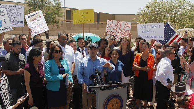 El representante Joaquin Castro junto a miembros de la bancada hispana después de recorrer el interior de la estación de la Patrulla Fronteriza en Clint, Texas, el lunes 1 de julio de 2019.&nbsp;